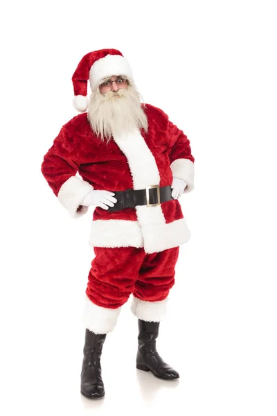 Смешной Санта Клаус Держит Бедра Наклоняется Назад Стоя Белом Фоне — стоковое фото