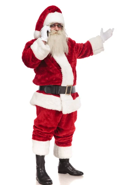 Санта Клаус Говорит Телефону Представляет Сторону Стоя Белом Фоне Полное — стоковое фото