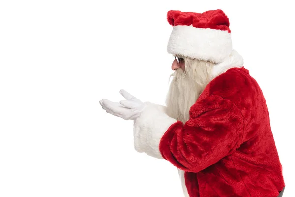 Portrét Starého Santa Claus Nabídnout Něco Stranu Stoje Bílém Pozadí — Stock fotografie