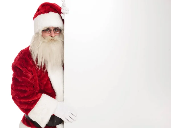 Retrato Santa Nick Sosteniendo Una Pizarra Blanca Lado Mientras Está —  Fotos de Stock