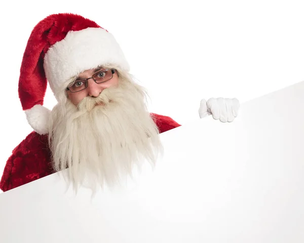 Portret Van Happy Santa Dragen Witte Handschoenen Bril Leeg Bord — Stockfoto