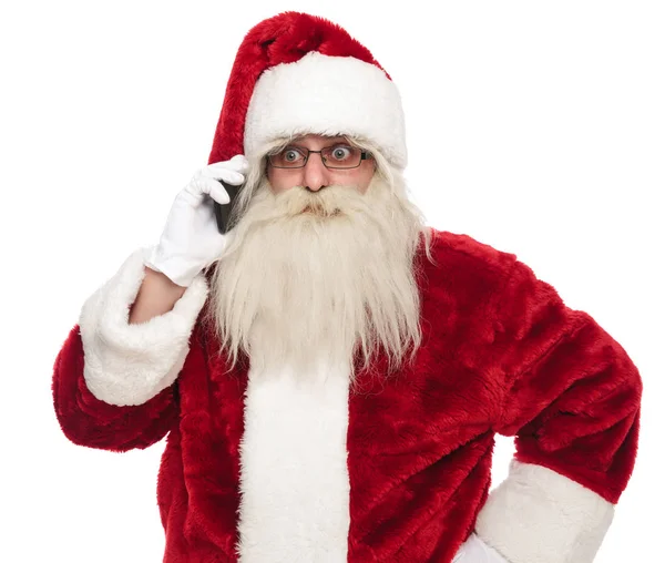Portret Van Santa Claus Praten Telefoon Terwijl Staande Een Witte — Stockfoto