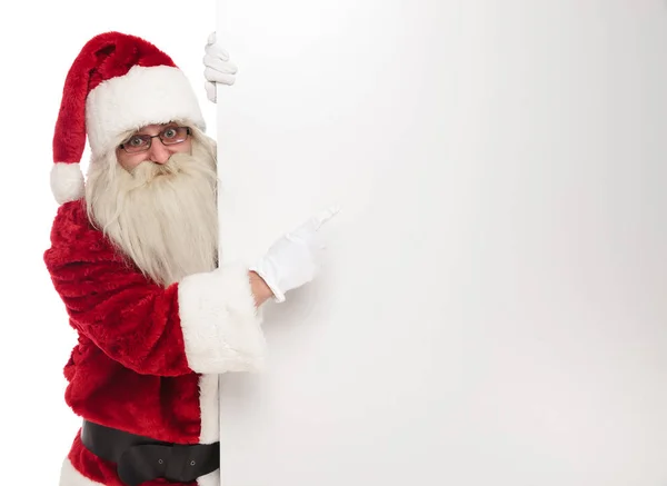 Retrato Alegre Santa Claus Apresentando Cartaz Branco Enquanto Sobre Fundo — Fotografia de Stock