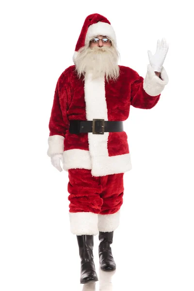 Weihnachtsmann Tritt Auf Weißem Hintergrund Vor Und Macht Hallo Geste — Stockfoto