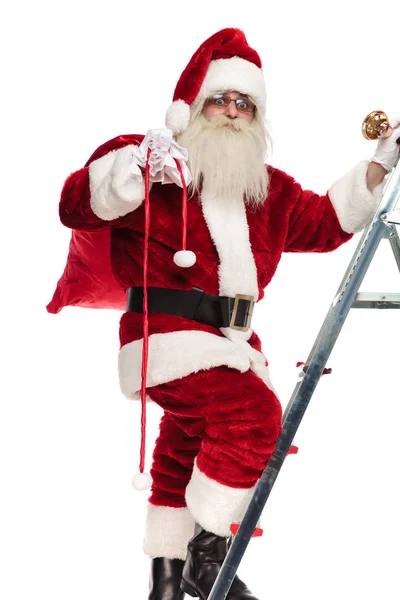 Santa Steg Upp Stegen Att Presenter Till Jul Stående Vit — Stockfoto