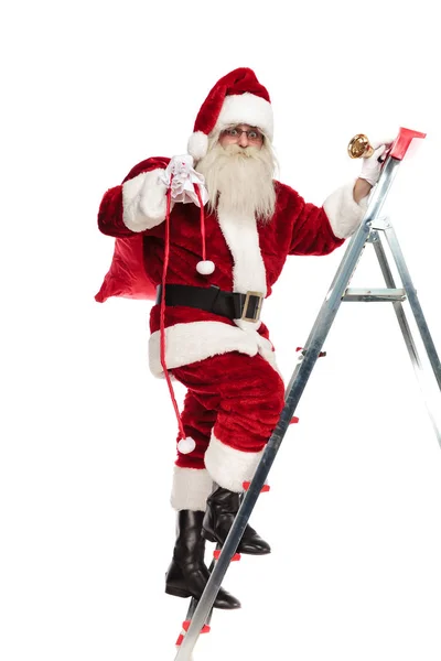 Weihnachtsmann Erklimmt Die Leiter Während Sack Und Glöckchen Auf Weißem — Stockfoto
