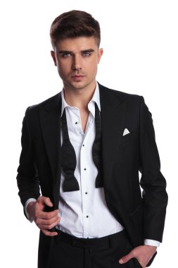 Smokin ile geri alınan papyon ayakta beyaz arka plan üzerinde rahat adam portresi