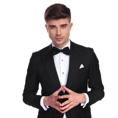 zarif yakışıklı siyah smokin avuç içi bir arada duran beyaz arka planda tutan portresi