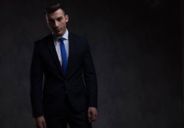 siyah duvar kağıdı arka plan üzerinde Lacivert takım elbise duran yakışıklı akıllı casual adam portresi