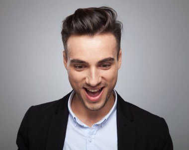 ağzı açık açık gri renkli üzerinde dururken bakıyordu şaşırmış casual adam portresi