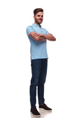 mavi polo gömlek ayakta beyaz zemin üzerine, tam uzunlukta resim giyen emin yakışıklı adam