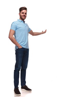 yan duran beyaz zemin, tam uzunlukta resim üzerinde rahat rahat adam elinde cepler ile sunar