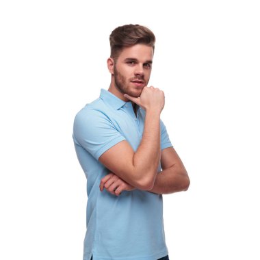 polo t-shirt ayakta beyaz arka plan üzerinde giyen dalgın casual adam portresi