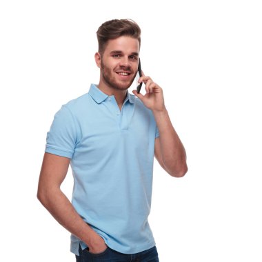 polo gömlek cebinde bir el ile beyaz arka plan üzerinde dururken telefonda konuşma rahat adam portresi
