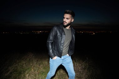 rahat adam adımlar açık yan gece ve arkasında, portre resim görünüyor