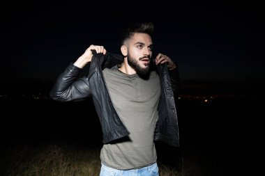 şaşırmış adam deri ceket ayakta dışında karanlık tarafına, portre resim örnek alıyor