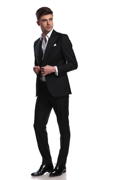 Κομψό Άνδρα Κουμπώματος Του Μαύρο Κοστούμι Βόλτες Άσπρο Φόντο Και — Φωτογραφία Αρχείου