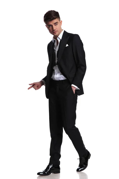 Χαλαρός Άνθρωπος Μαύρο Σμόκιν Που Περπατά Άσπρο Φόντο Σημεία Πλευρά — Φωτογραφία Αρχείου