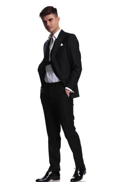 Χαλαρή Ευτυχής Επιχειρηματίας Φορώντας Ένα Μαύρο Σμόκιν Περιπάτους Πλάι Λευκό — Φωτογραφία Αρχείου
