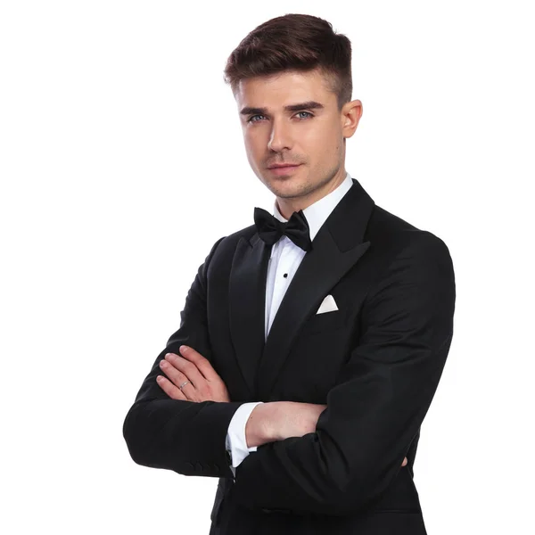 Porträt Eines Hübschen Eleganten Mannes Der Mit Gefalteten Händen Auf — Stockfoto