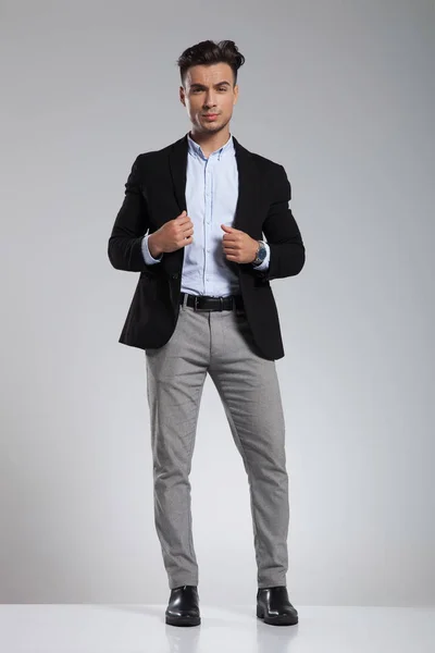 Όμορφος Smart Casual Άνθρωπος Μαύρο Κοστούμι Στέκεται Πάνω Ανοικτό Γκρίζο — Φωτογραφία Αρχείου