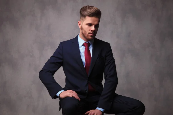 Retrato Homem Negócios Sentado Vestindo Terno Marinha Gravata Vermelha Olhando — Fotografia de Stock