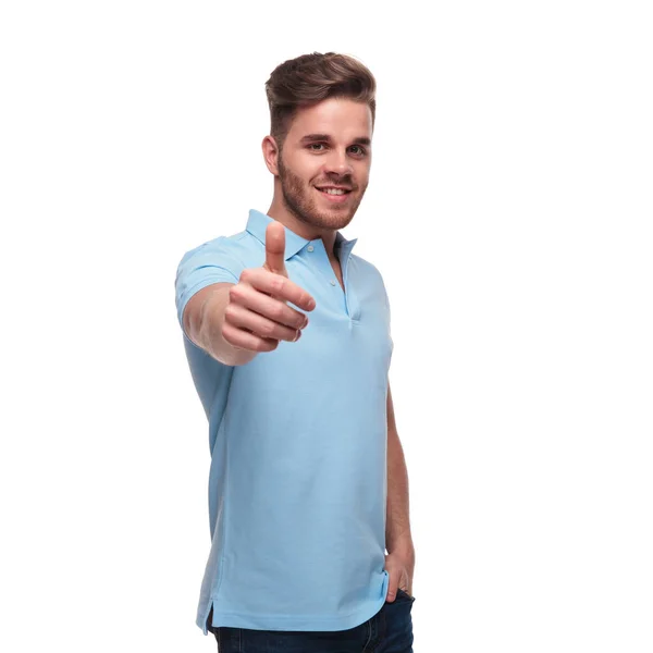 Retrato Hombre Casual Relajado Polo Azul Haciendo Signo Mientras Está — Foto de Stock