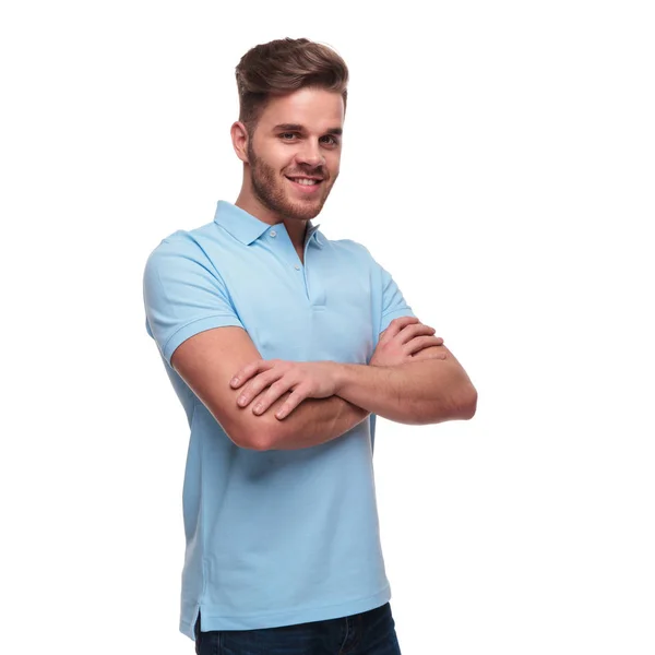 Retrato Joven Confiado Con Una Camisa Polo Pie Sobre Fondo —  Fotos de Stock