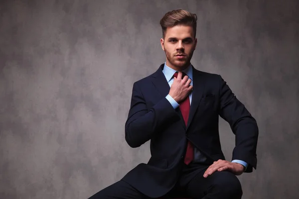 Atractivo Hombre Negocios Traje Azul Marino Sentado Sobre Fondo Gris — Foto de Stock