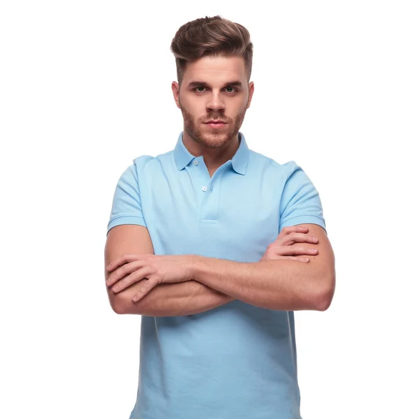 Retrato Hombre Casual Confiado Usando Una Camisa Polo Mientras Está — Foto de Stock