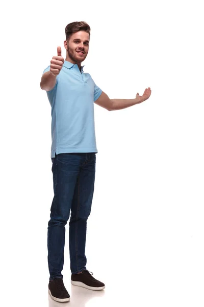 Випадковий Чоловік Представляє Бік Роблячи Великі Пальці Вгору Знак Стоячи — стокове фото