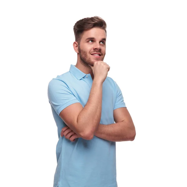Nadenkend Casual Man Dragen Blauwe Polo Shirt Kijkt Omhoog Naar — Stockfoto