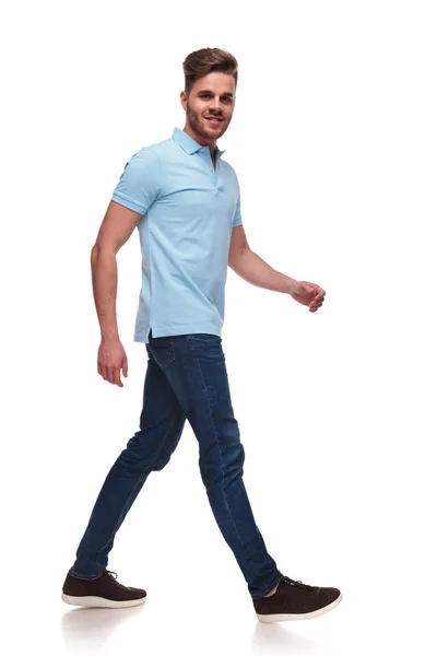 Vista Lateral Homem Casual Alegre Bonito Vestindo Uma Camisa Pólo — Fotografia de Stock