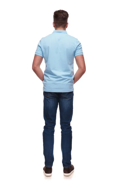 Rückansicht Eines Entspannten Lässigen Mannes Mit Blauem Poloshirt Auf Weißem — Stockfoto