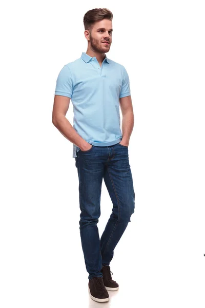 Aantrekkelijke Casual Man Dragen Blauwe Polo Shirt Staan Met Handen — Stockfoto