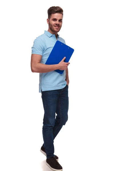 Atractivo Hombre Casual Con Polo Azul Corto Sostiene Archivos Azules — Foto de Stock