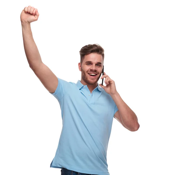 Retrato Hombre Casual Hablando Por Teléfono Celebrando Con Mano Aire — Foto de Stock