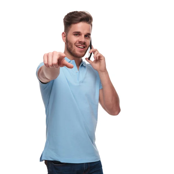 Retrato Hombre Casual Guapo Hablando Por Teléfono Señalando Dedo Mientras —  Fotos de Stock