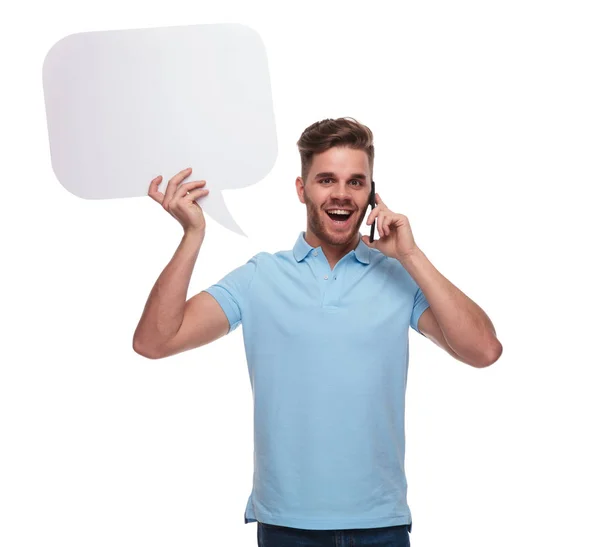 Портрет Радостного Случайного Человека Речевым Пузырём Разговаривающего Телефону Стоя Белом — стоковое фото