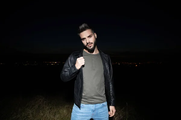 Retrato Seductor Hombre Casual Sosteniendo Cuello Chaqueta Pie Afuera Noche — Foto de Stock