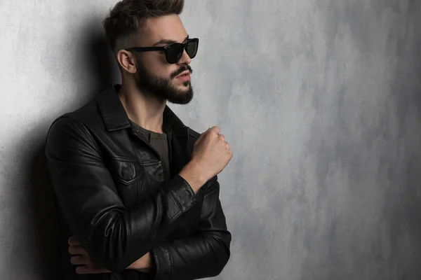 Retrato Hombre Confiado Con Chaqueta Cuero Gafas Sol Mirando Lado — Foto de Stock