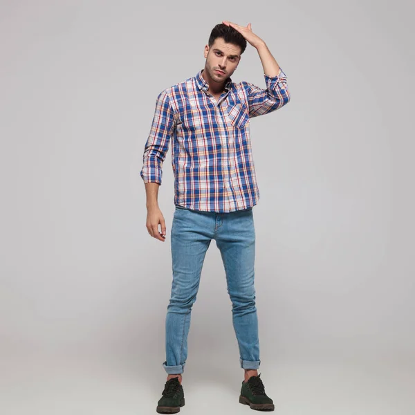 Hombre Casual Guapo Usando Una Camisa Cuadros Fijación Pelo Mientras — Foto de Stock