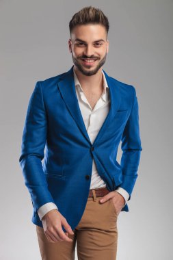 eli cebinde, portre resim ile ışık gri arka plan üzerinde mutlu smart casual adam adımları ileri