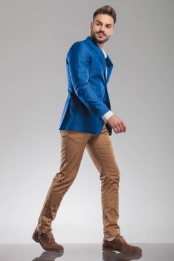 ışık gri arka plan üzerinde adım sakallı genç akıllı casual adam yan görünüm