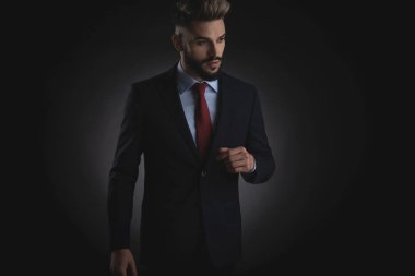 aşağı tarafa bakıyor şok işadamı portresi