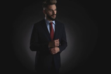 sürpriz işadamı düzenlenmesi uygun manşet ve yan duran siyah arka plan üzerine isteyen portresi
