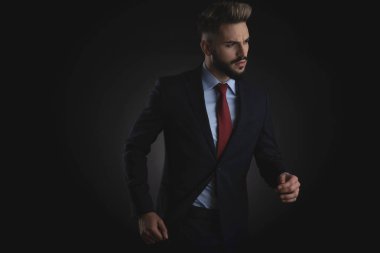 siyah arka plan üzerine adım ve tarafına, portre resim baktığını merak akıllı casual adam