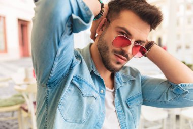 geri şehirde tutarken poz baştan çıkarıcı casual adam portresi