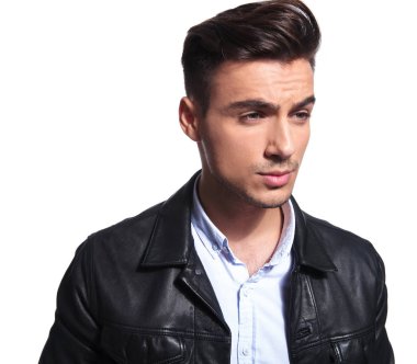 Beyaz arka plan üzerinde dururken tarafa bakıyor baştan çıkarıcı genç işadamı portresi