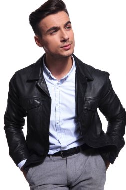 yan beyaz arka plan üzerinde dururken isteyen deri ceketli rahat işadamı portresi